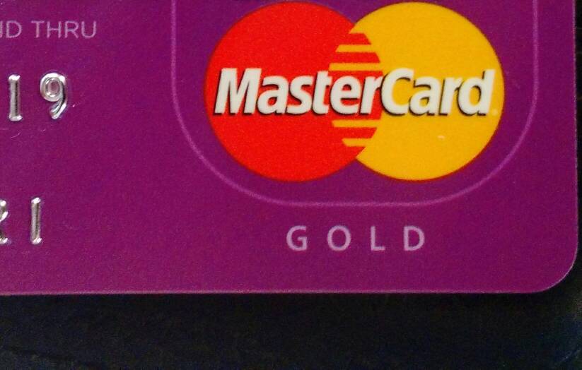 No detalhe um cartão Nubank Gold - a cor é a mesma - mudam apenas a indicação e os benefícios na utilização. 